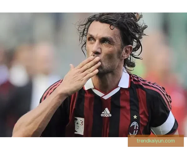 马尔蒂尼领导能力持续提升，备受关注足球战术变化与队伍氛围打造。